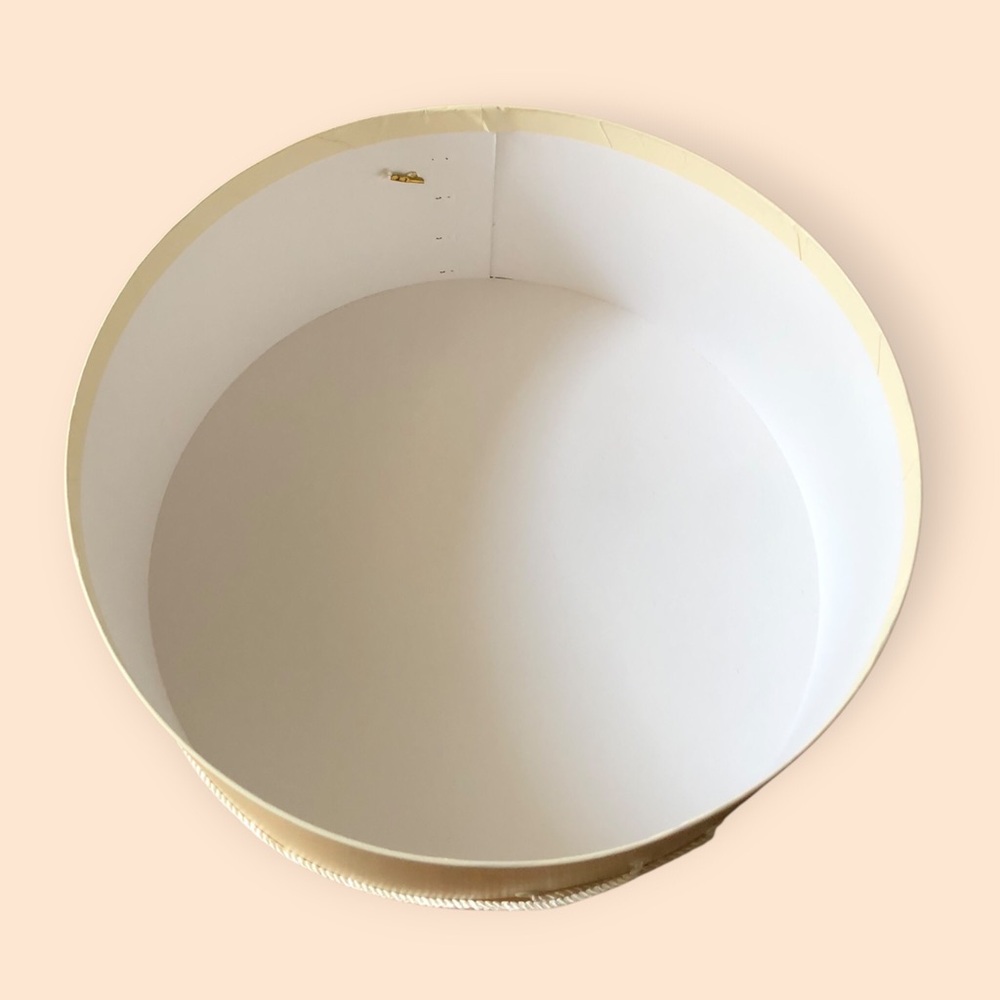 Vintage Neiman Marcus Logo Hat Box Round w/ Handle 16x6.5” Ivory Cream Clean - Picture 2 of 7